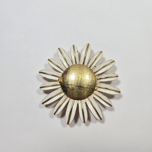 Avon White Daisy Perfume Locket Brooch